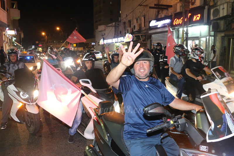 بالصور: المئات من أهالي يافا يشاركون في مسيرة احتفالية بفشل الانقلاب العسكري في تركيا 